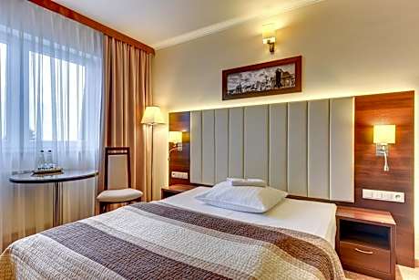 Family Room (2 Adults + 1 Child)