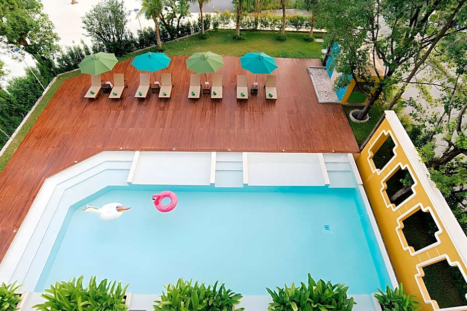 ROYAL PINEAPPLE HOTEL l a welcome to wealth and good fortune