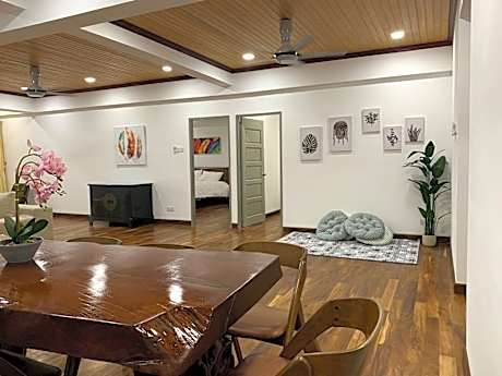 The Venus - Spacious Wooden TOP Floor Apartment