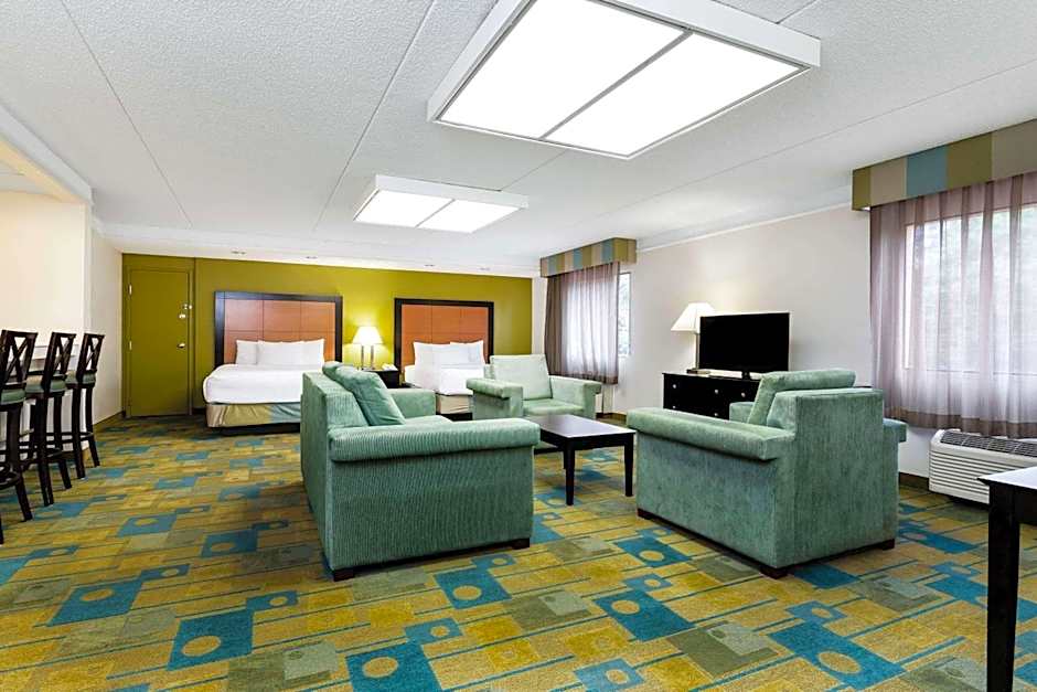 La Quinta Inn & Suites by Wyndham St. Pete-Clearwater Airport