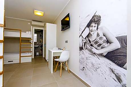 Bed in 4-Bed Dormitory Room with Private Bathroom