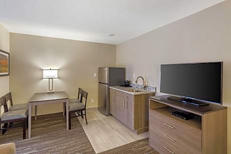 Queen Suite with Sofa Bed and Kitchenette - Non-Smoking