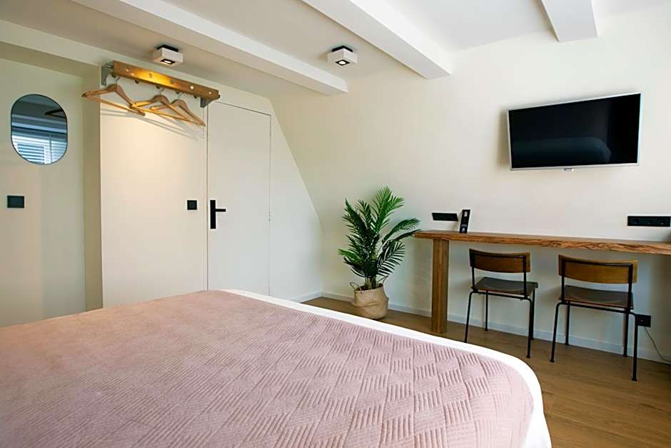 Quentin Golden Bear Hotel