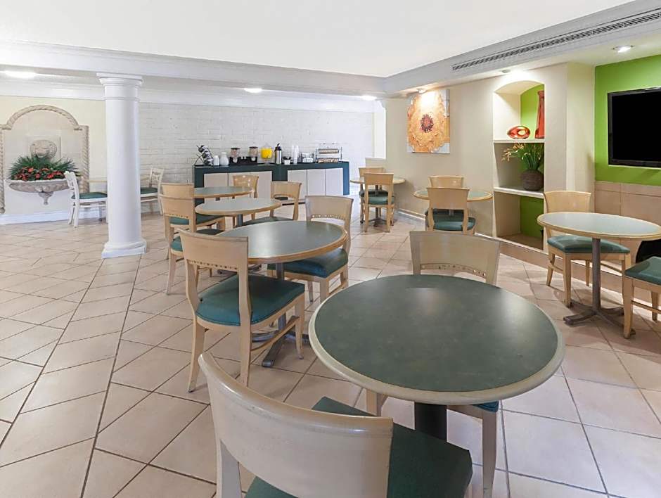 Red Roof Inn & Suites Houston - Hobby Airport