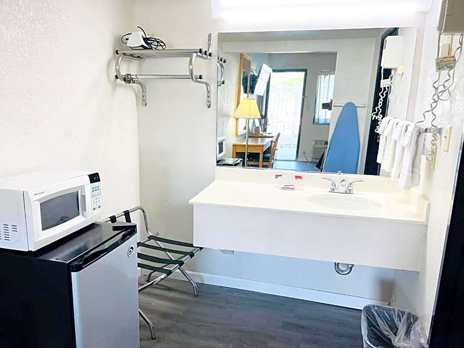 Super 8 by Wyndham Fort Scott