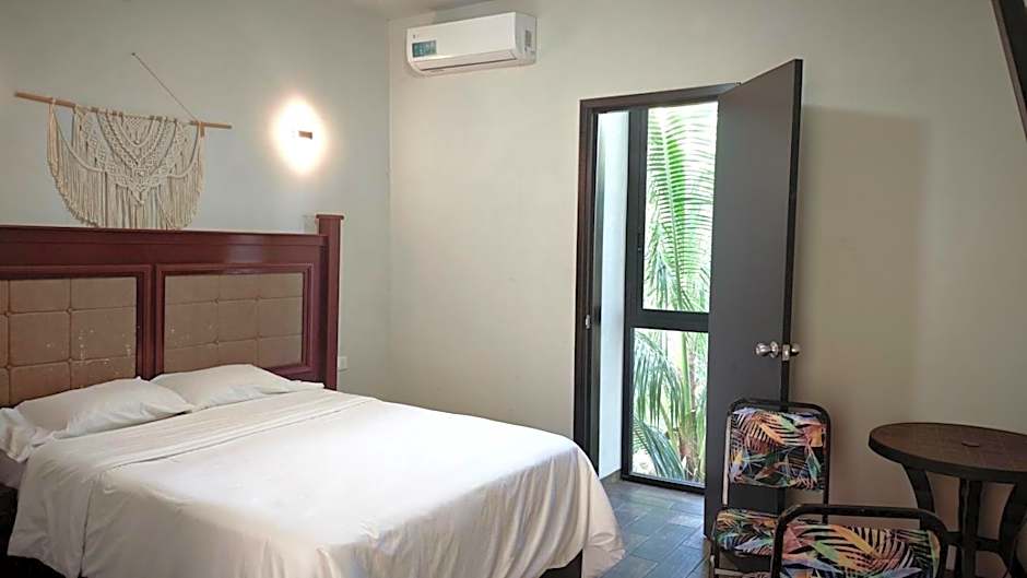Hotel & Hostal 230