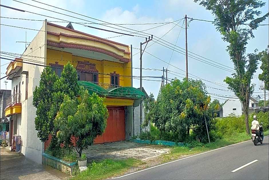 OYO 93769 Setia Budi Guest House 2