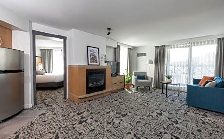 Deluxe One Bedroom Queen Suite with Kitchen