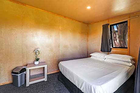 Kiwi Cabin Twin/Double with Shared Bathroom