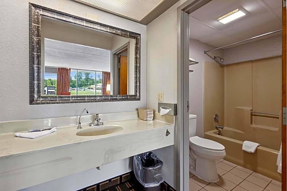 Relax inn by OYO Greeneville Near Hwy US-321