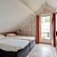 Het Huys Ewijk mooi luxe en een laadpaal