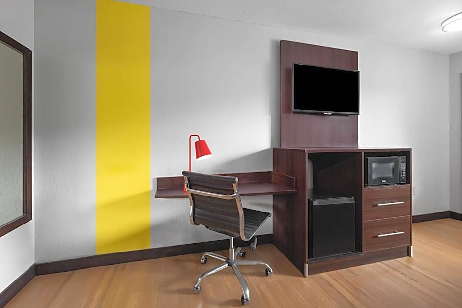 Super 8 by Wyndham Helen