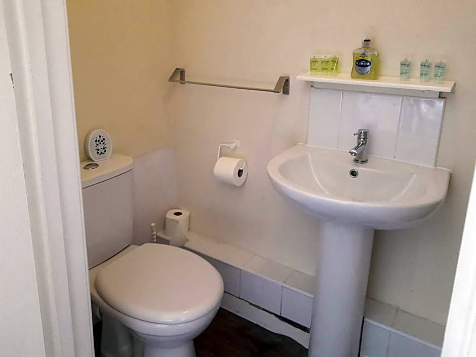 Irvine Riverside Guesthouse by Paymán Club