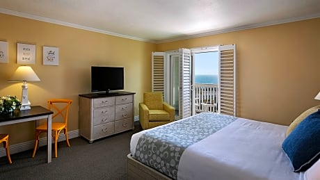 Suite, 2 Bedroom, 1 King, 2 Queens, Partial Ocean View