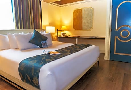 Lux One Bedroom Suite 690 sq ft