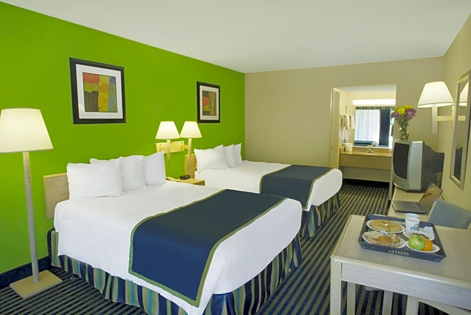 Days Inn by Wyndham Richmond Hill/Savannah