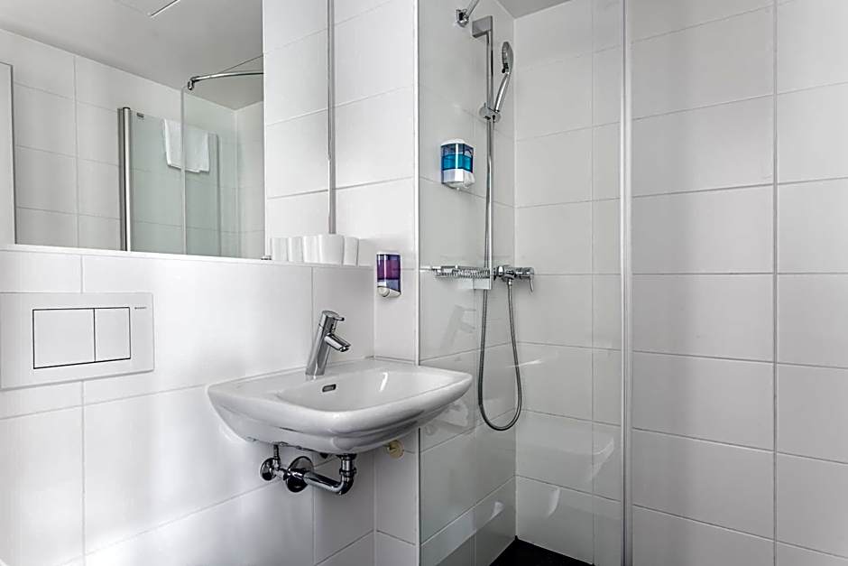 Hotel Marta - 1950's architecture in Zurich's vibrant old town, near main station