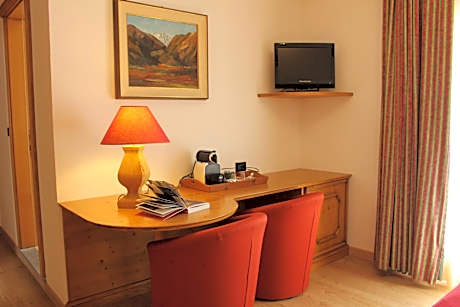 Deluxe Double Room with Balcony and Mountain View
