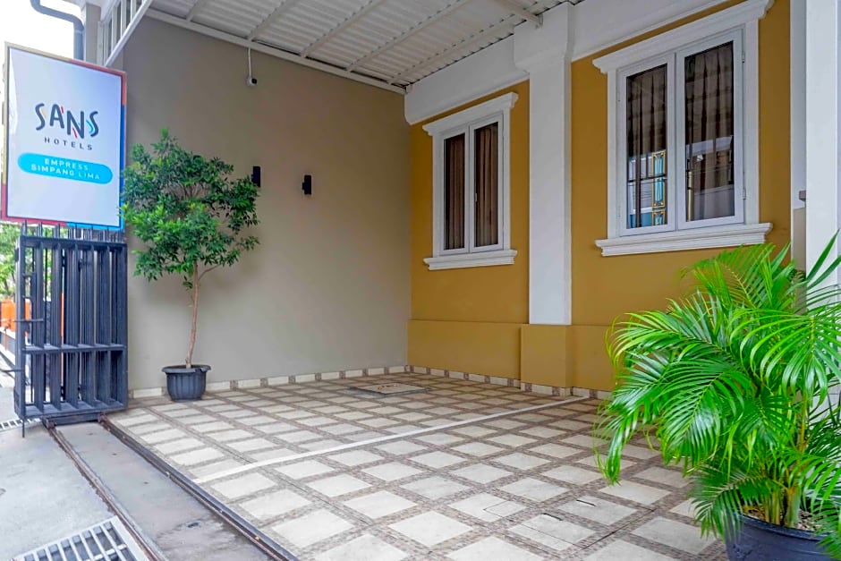 SANS Hotel Empress Simpang Lima