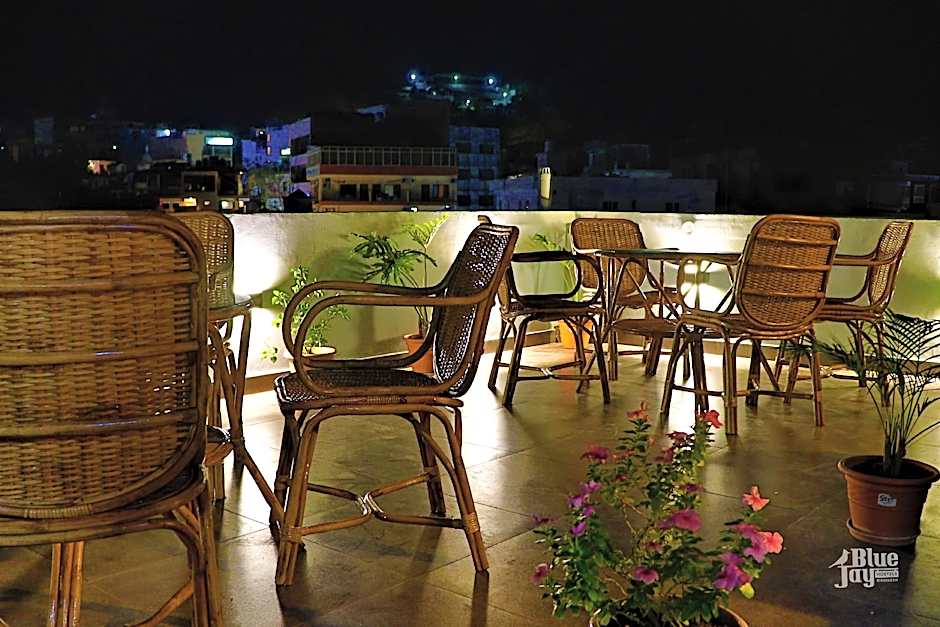 The Blue Jay Hostel - Dorms & Rooms Hotel