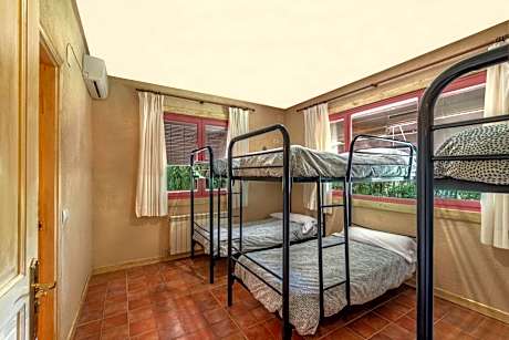 Family Room with Private Bathroom (8 beds)