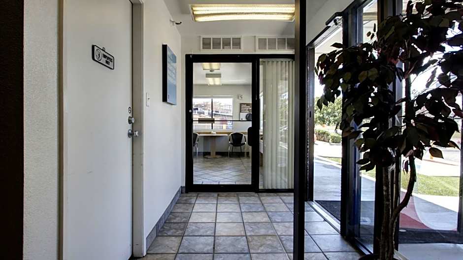 Super 8 by Wyndham Woods Cross - Salt Lake City North