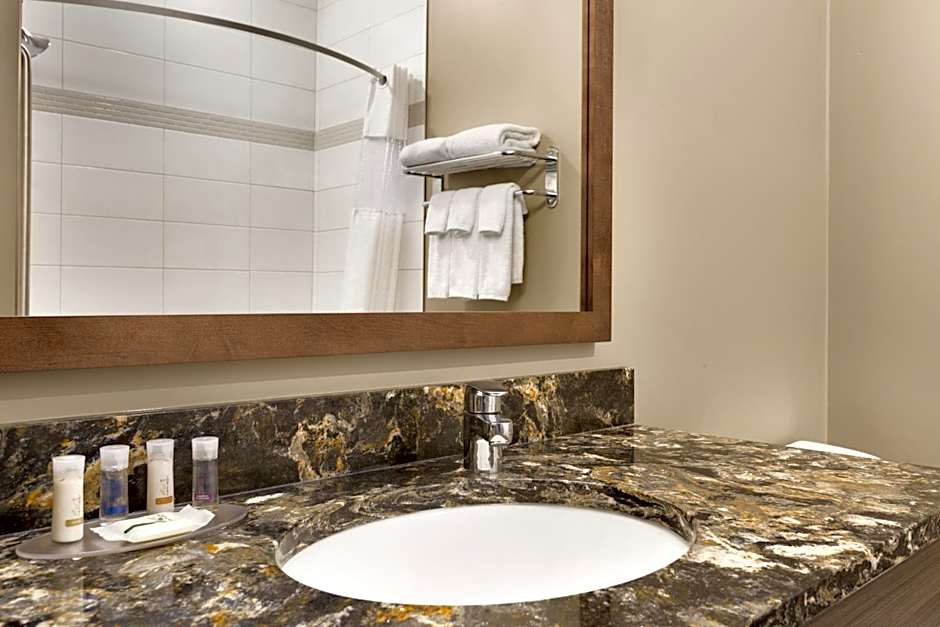 Days Inn & Suites by Wyndham Warman