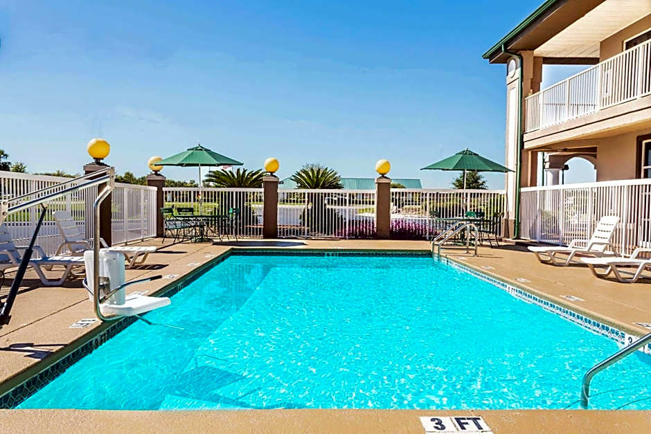 Super 8 by Wyndham Marianna I-10