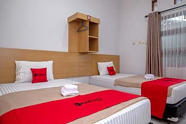 RedDoorz Syariah near Perempatan Kartasura