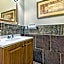 Modern 4BR Penthouse in Downtown by Hosteeva