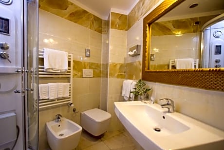 QUADRUPLE  LATERAL SEA VIEW ROOM