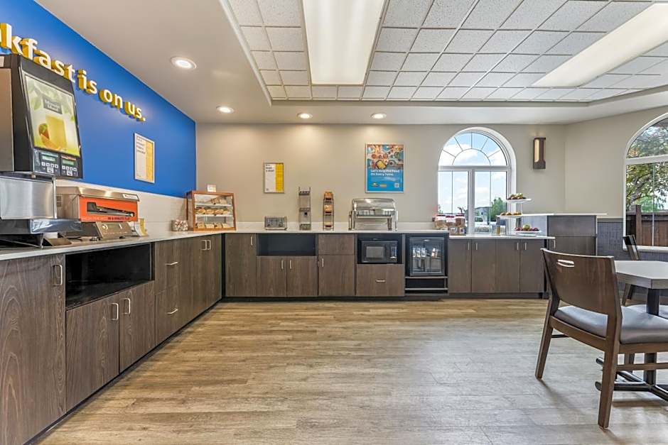 Days Inn & Suites by Wyndham Thunder Bay