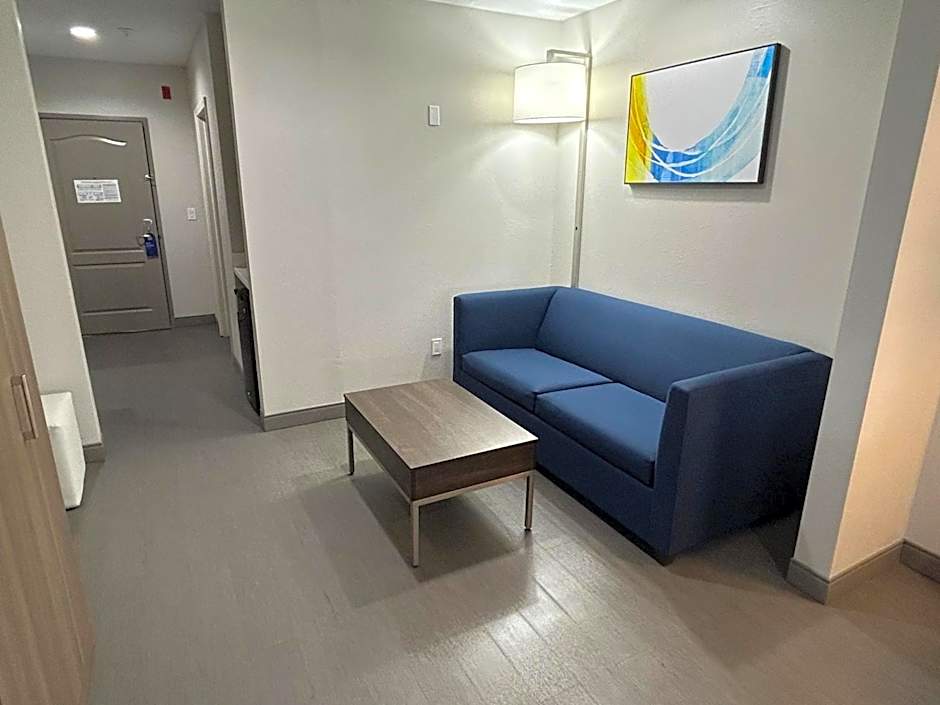 Holiday Inn Express Hotel & Suites Grants Milan By IHG