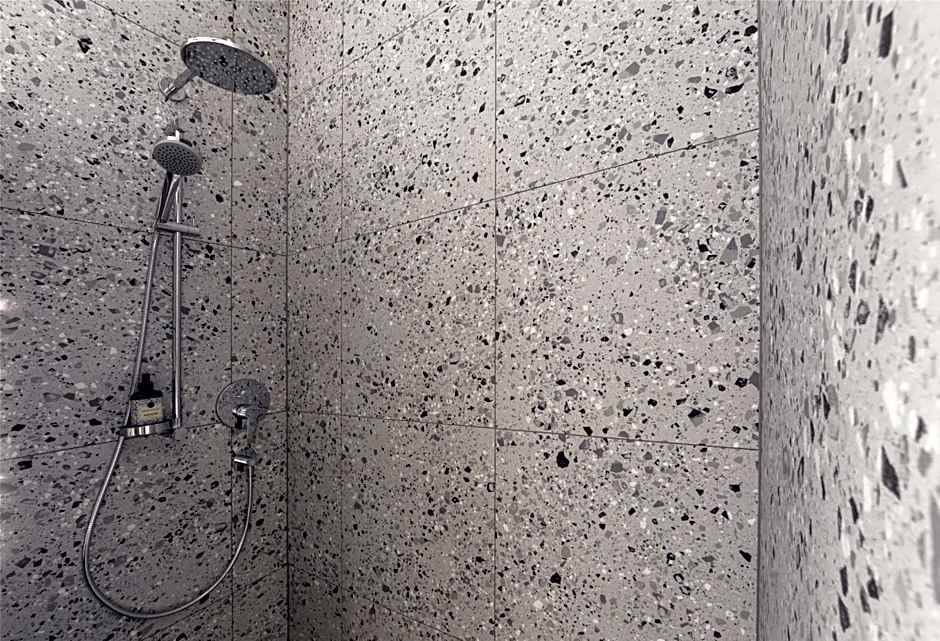 Burgi's - Adults only