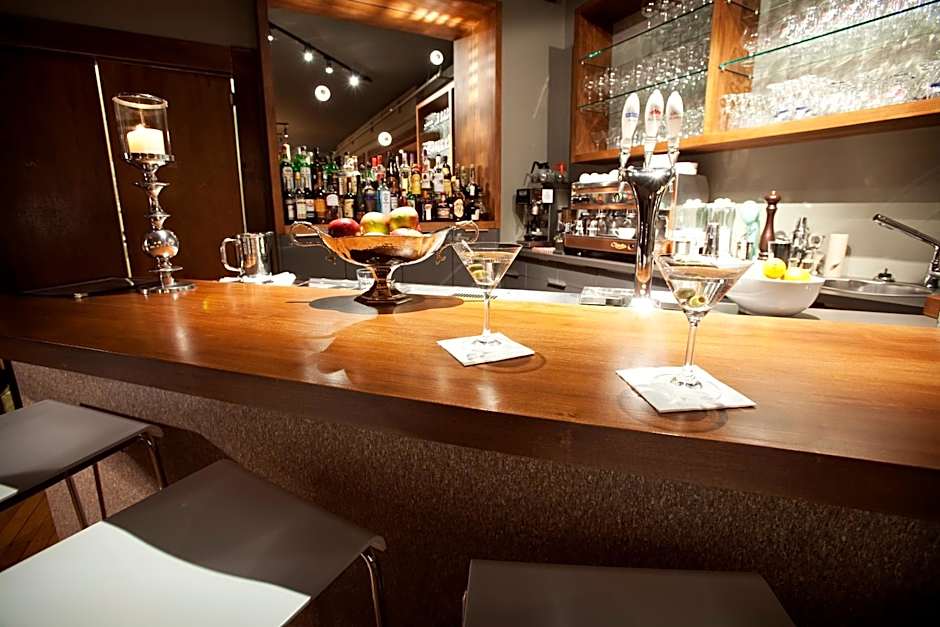 Le Pleasant Hôtel & Café