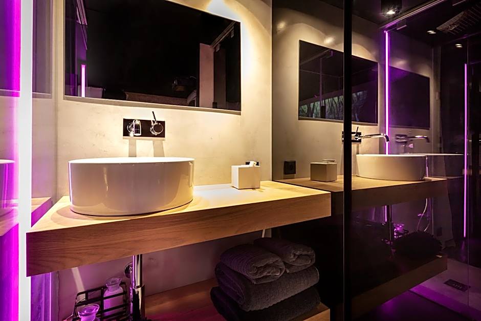The Black Boutique -- Turistea Suites