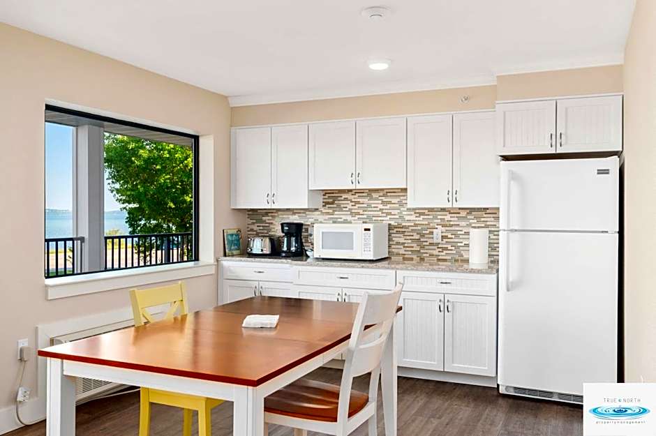 Gold Coast Inn ⁀➷ Breathtaking Sunsets ➠ Standard Lake View Room ➠ 106