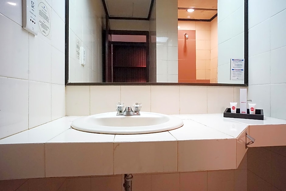 OYO 1735 Adika Bahtera Hotel