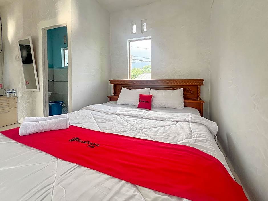 RedDoorz Syariah at Jalan Dieng 4