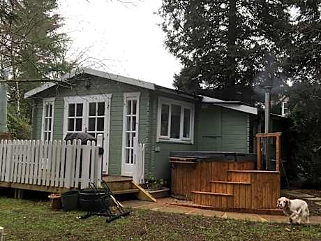 Woodland Cabin With private Wood-Fired Hot-Tub