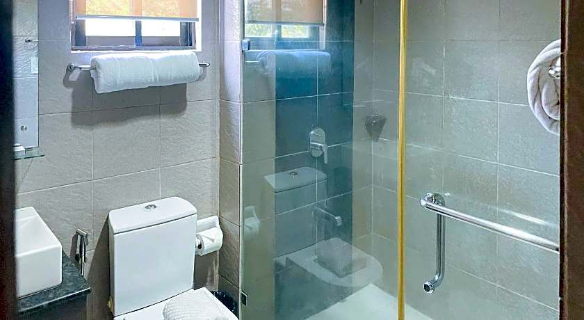 RedDoorz Plus @ Hotel Esse