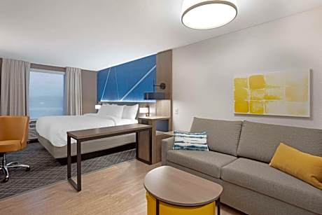 King Suite - Non Smoking/Interior Hall