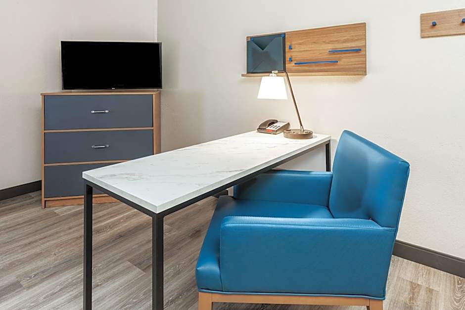 Candlewood Suites Topeka Hotel By IHG