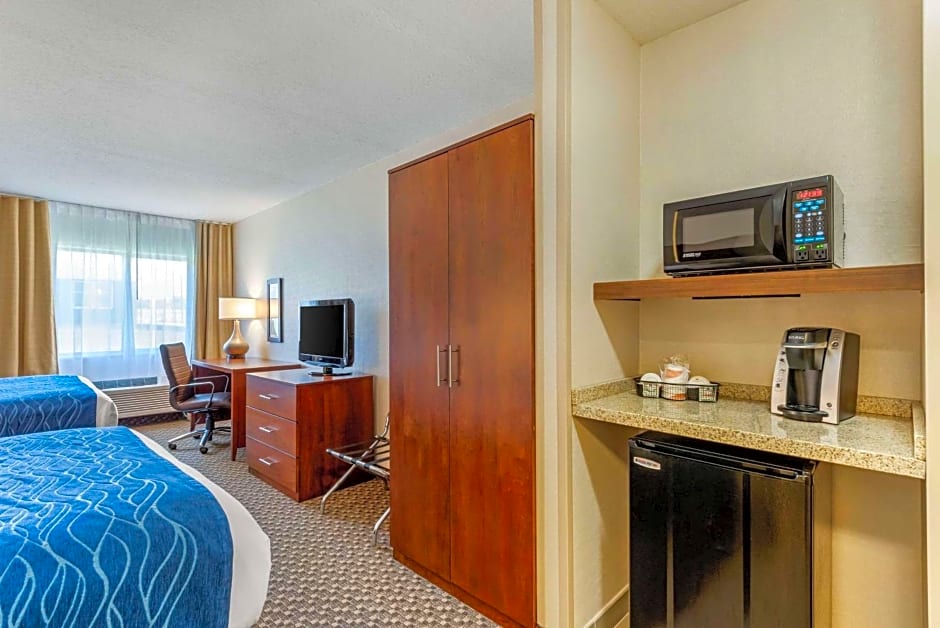 Comfort Inn & Suites near Route 66 Award Winning Gold Hotel 2021