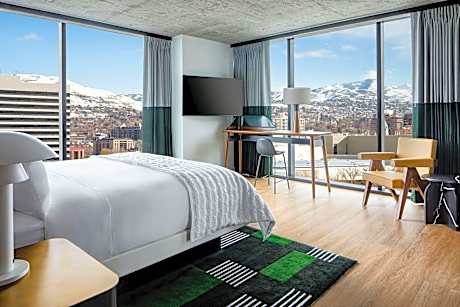 Accessible 1 Bedroom Suite, King, Corner room