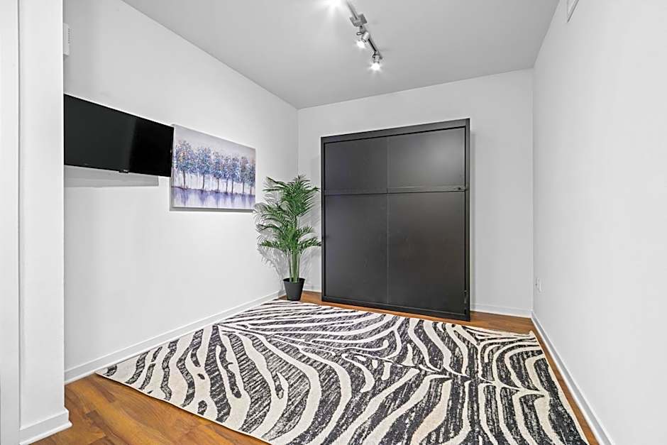 Beverly Grove Chic City Oasis 2 BR Apt with Den 138