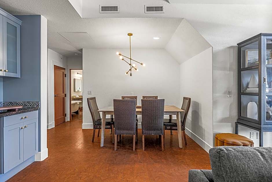 Elevated Penthouse Condo managed by Little Sister Getaways