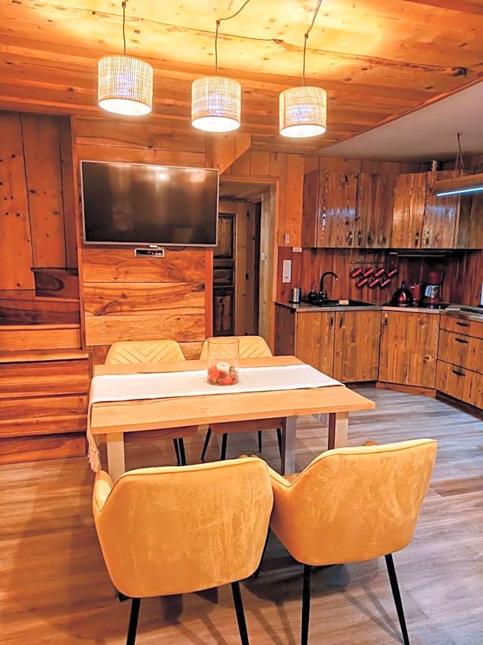 DOMEK NA GÓRACH z GORĄCĄ BALIĄ i SAUNĄ