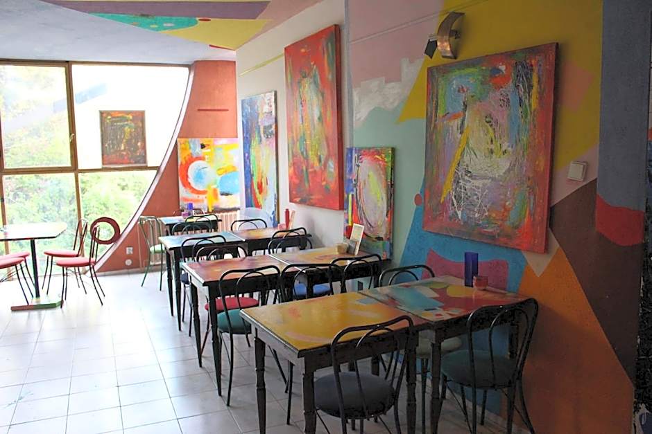 Hotel sebarozvoja s možnosťou získania poznania a inšpirujúcich prostriedkov na uplatňovanie vedomia, premenu seba a prostredia interiéru