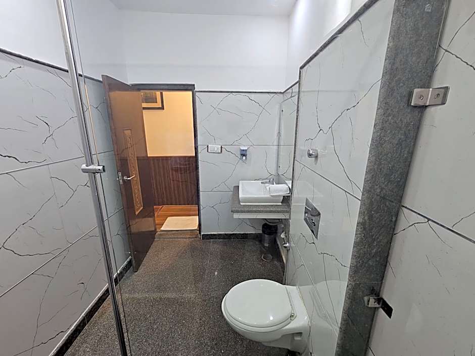 Hotel Mayur by RoomsInc